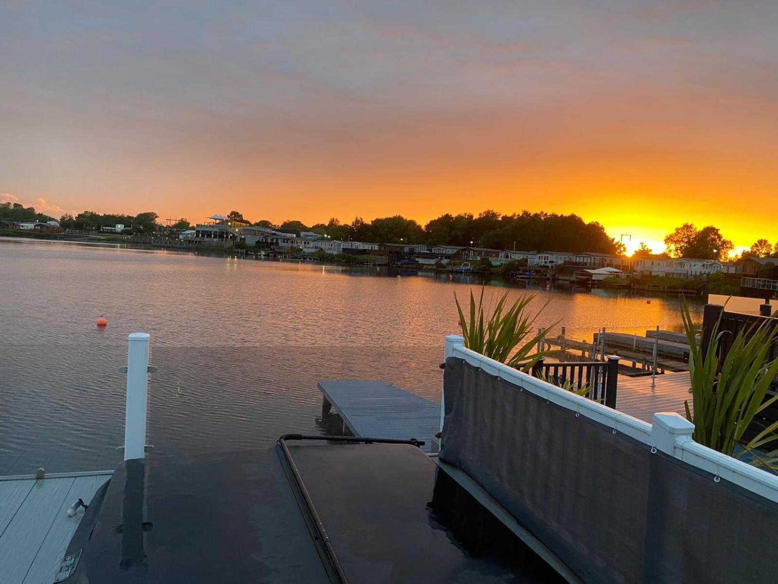 Lakeside Holiday Home With Hot Tub Tattershall Buitenkant foto