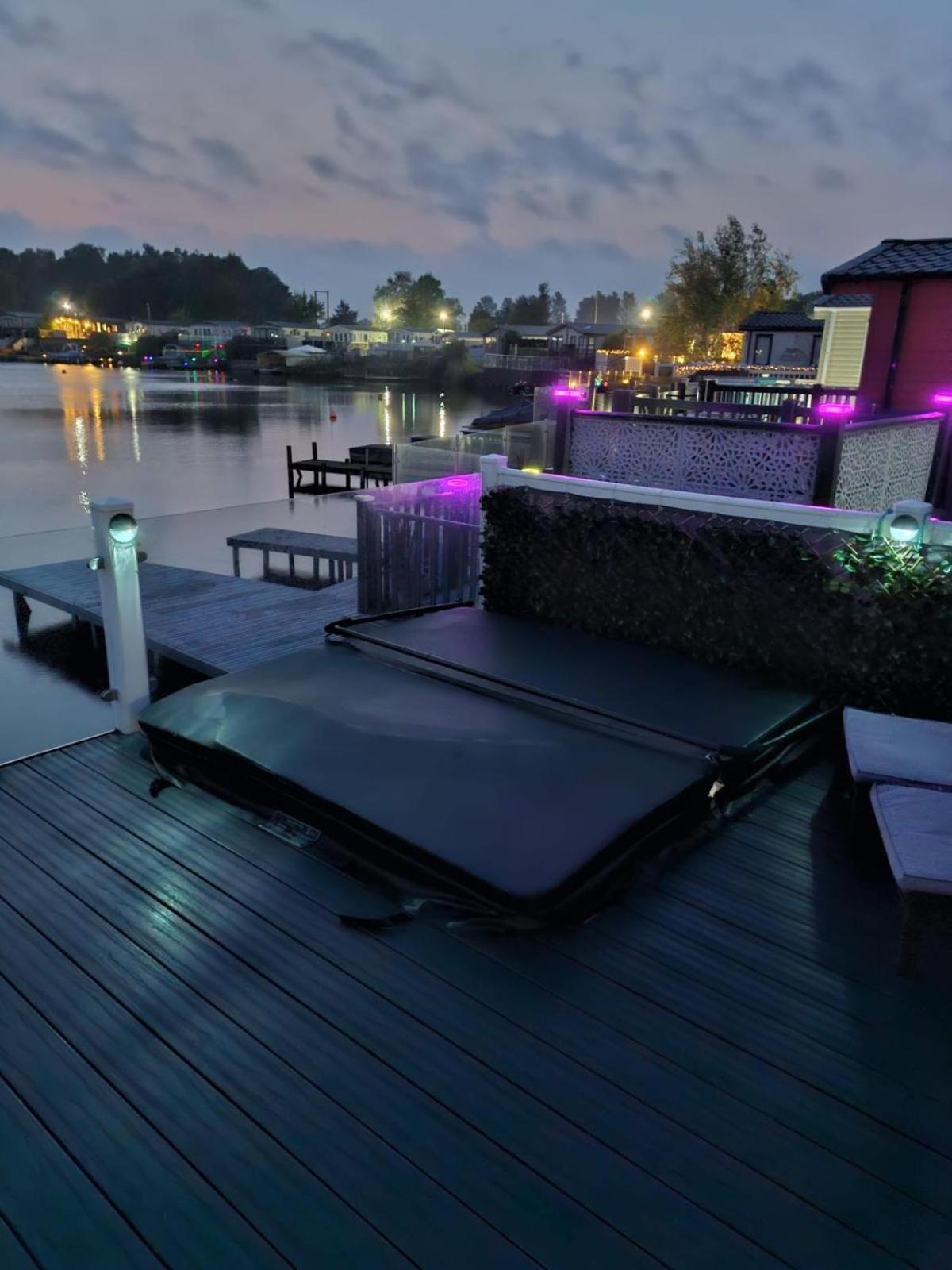 Lakeside Holiday Home With Hot Tub Tattershall Buitenkant foto