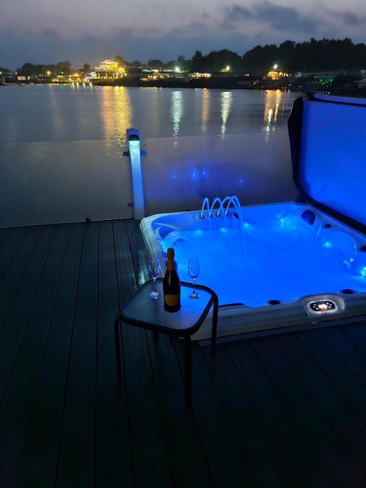 Lakeside Holiday Home With Hot Tub Tattershall Buitenkant foto