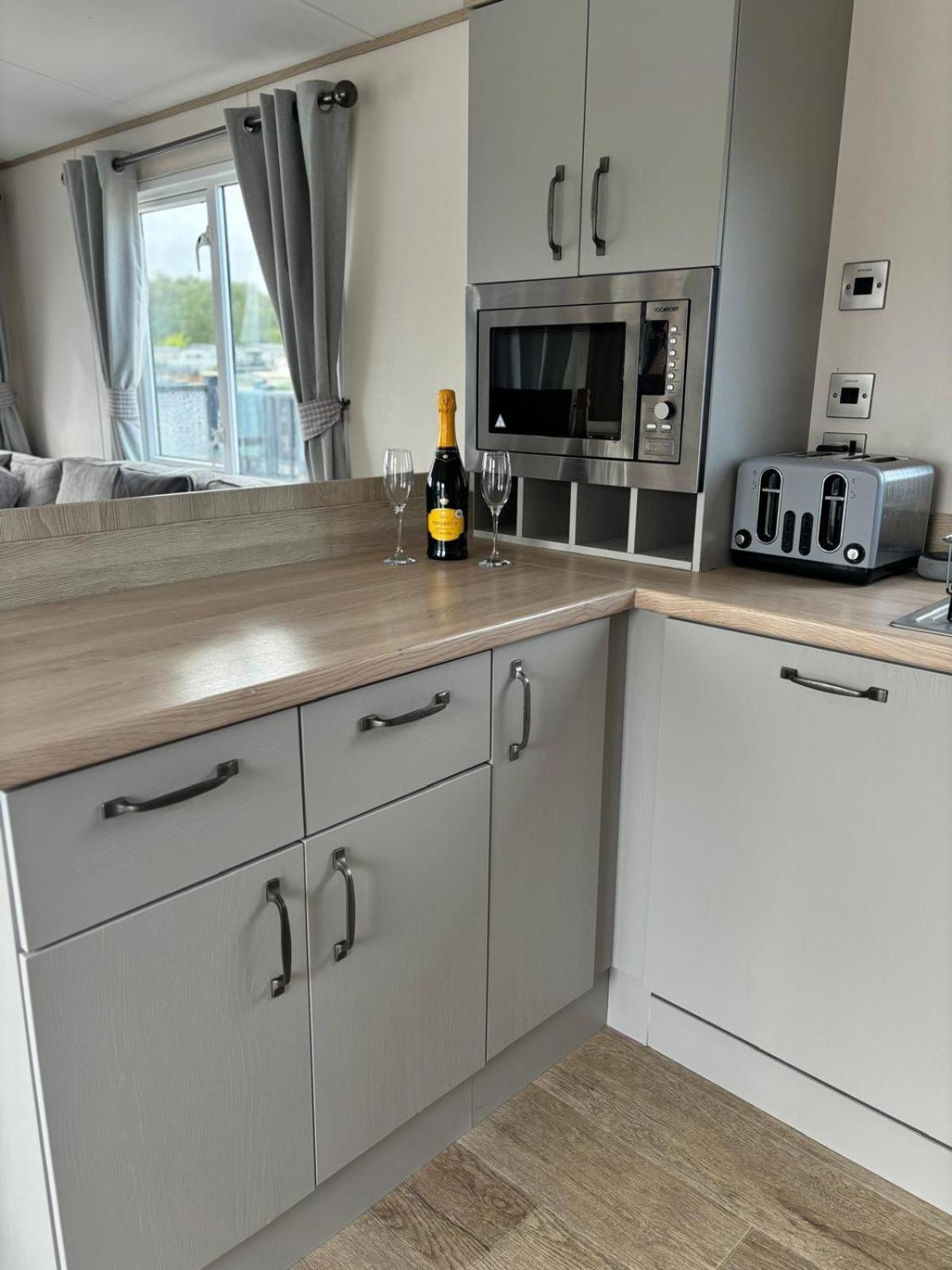 Lakeside Holiday Home With Hot Tub Tattershall Buitenkant foto