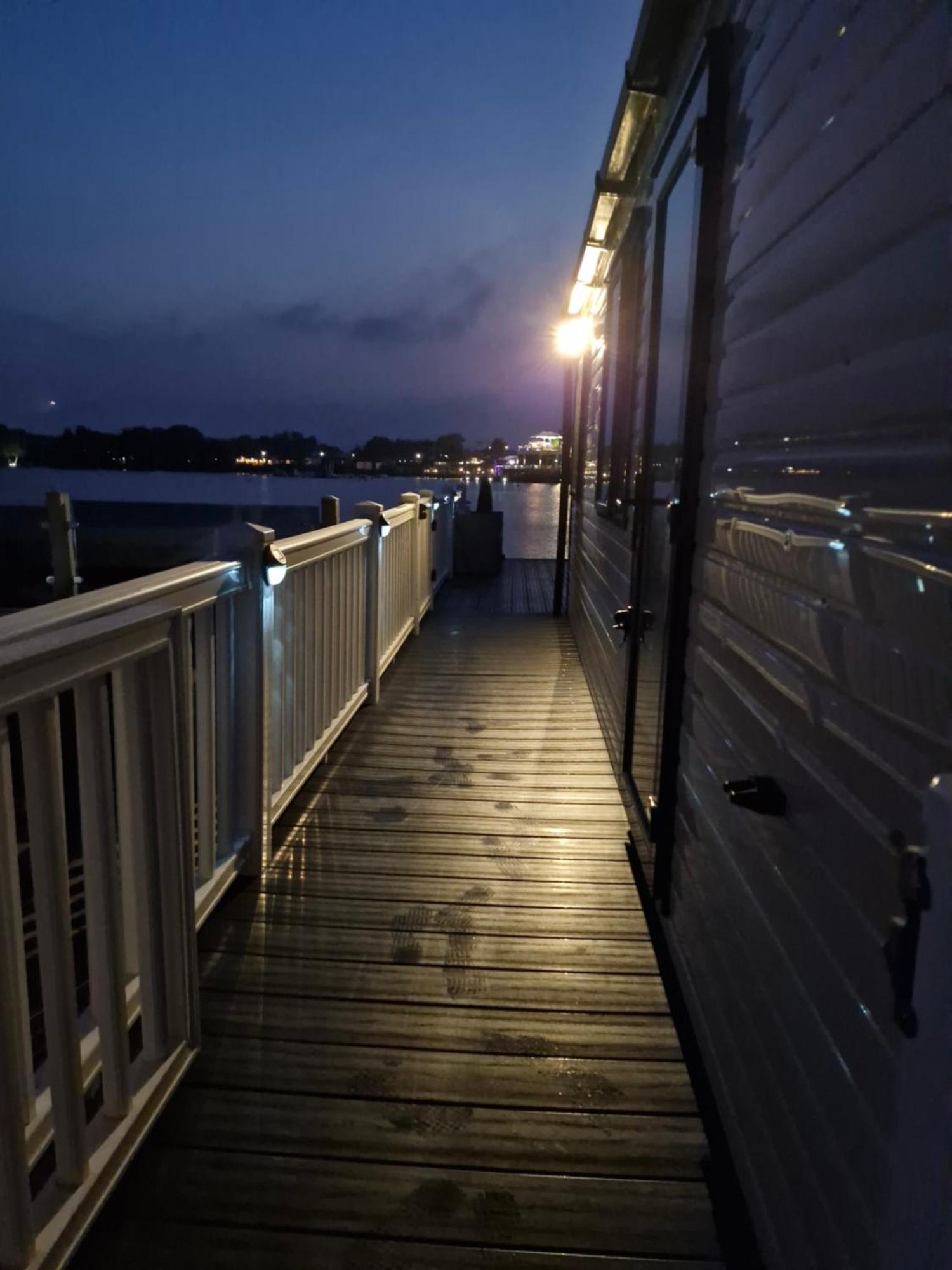 Lakeside Holiday Home With Hot Tub Tattershall Buitenkant foto