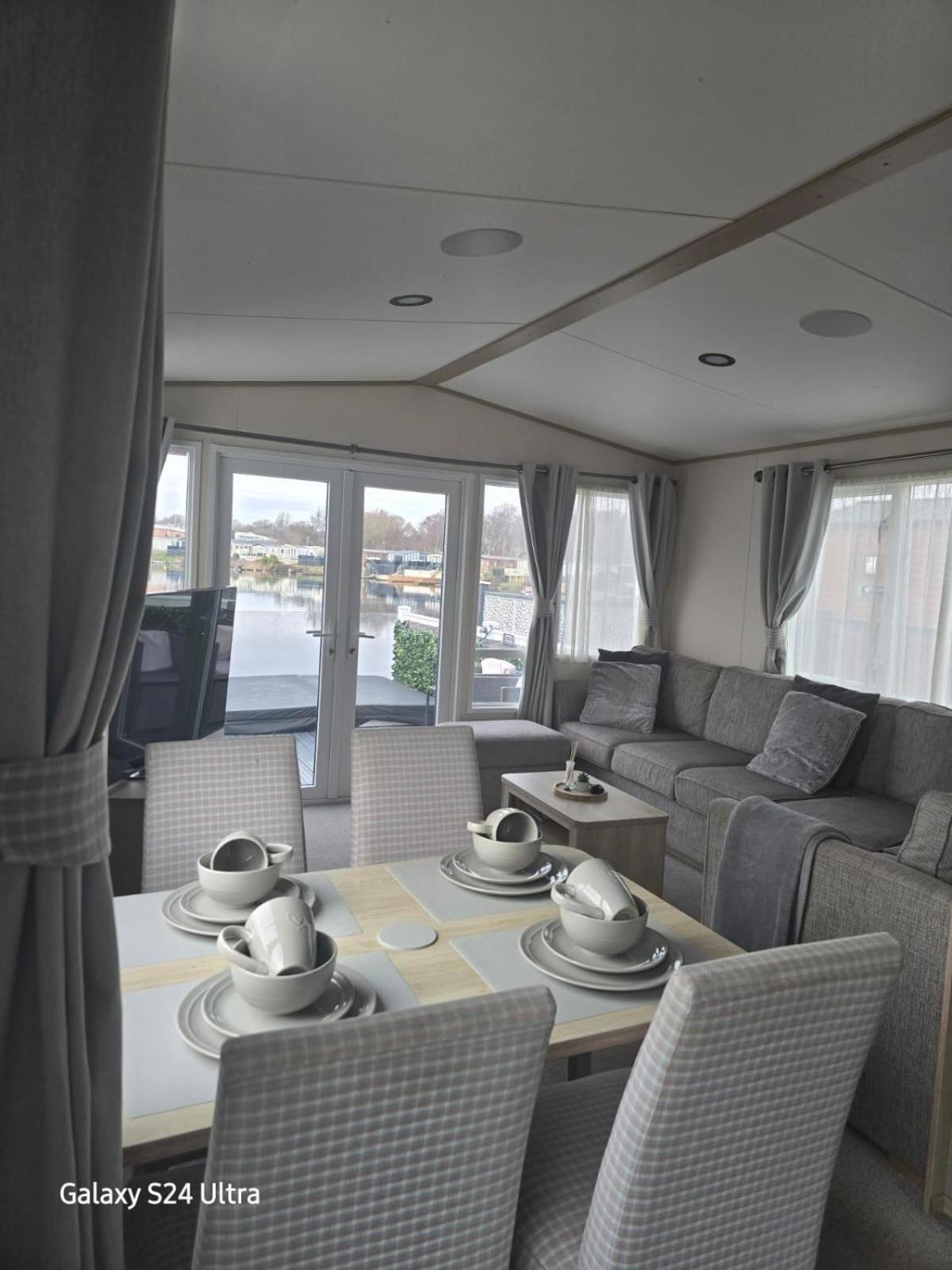Lakeside Holiday Home With Hot Tub Tattershall Buitenkant foto