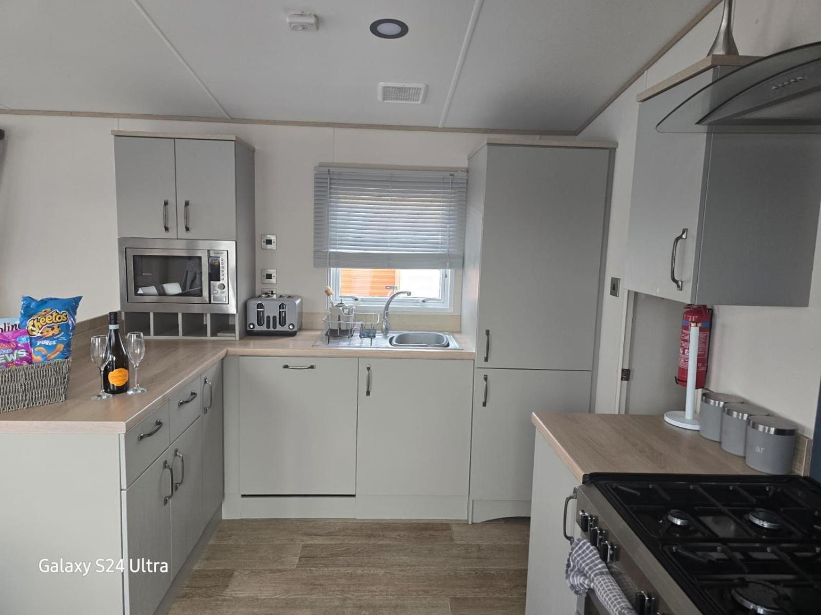 Lakeside Holiday Home With Hot Tub Tattershall Buitenkant foto